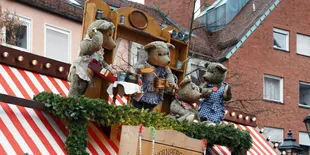 Berburu Ornamen Natal di Nuremberg Market Jerman