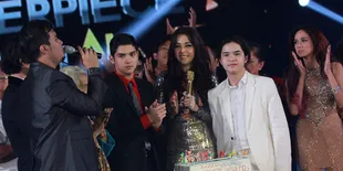 Berdampingan, Maia Estianty dan Mulan Jameela Tebar Senyum