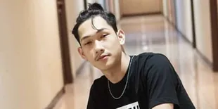 Beredar Foto Ferdian Paleka Kenakan Baju Oranye, Netizen Nyanyikan Baju Baru Alhamdulillah