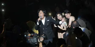 Beredar Foto Sedang Berciuman Dengan Ashraff Sinclair, Ini Klarifikasi Ari Lasso