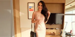 Bergaya Bak Chef, Nita Sofiani Bikin Menu Lezat Ini di India