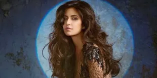 Bergaya Cuek, Katrina Kaif Pede Kenakan Baju Monyet Belel