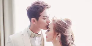 Bergaya Seksi &#38; Mesra, Lee Jeong Hoon Temani Sang Istri di Maternity Shoot