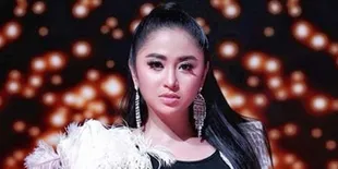 Bergetar, Dewi Perssik Goyang Kuch Kuch Hota Hai Diiringi Ustadz Shabir