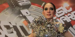 'Berhalangan', Syahrini Tetap Datang Ke Tempat Salat Ied