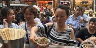 Berhasil Temukan Cincin Berlian Yang Hilang, Pria Ini Traktir Ratusan Orang!