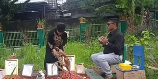 Beri Kabar Sudah Beli Rumah untuk Gala, Ibu Bibi Andriansyah Terisak di Makam Vanessa Angel