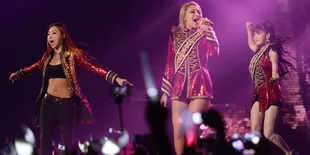 Beri Kejutan, 2NE1 Muncul di Area Penonton