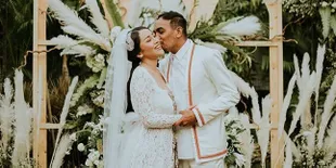 Beri Salam Terakhir ke Glenn Fredly, Mutia Ayu Nangis Sambil Cium Baby Gewa di Depan Peti Jenazah