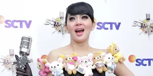 Beri Teaser 'Kau Tak Punya Hati', Syahrini Mendadak Galau Cantik