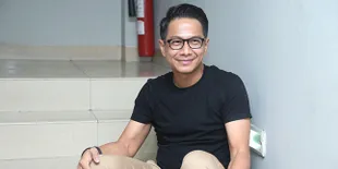 Berikan Kado Natal ke Ibu, Delon Pilih Santai Soal Momongan