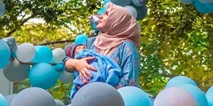 Berjemur, Lucunya Baby Air Anak Irish Bella dan Ammar Zoni Pakai Kacamata Hitam