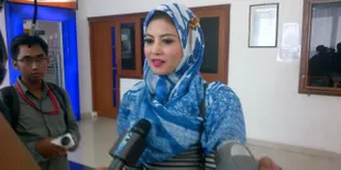 Berjilbab Biru, Novi Amalia Jadi Rebutan Minta Foto Bersama