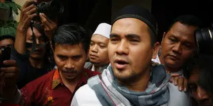 Berkopyah & Bersorban, Saipul Jamiell Diangkut Mobil Hitam