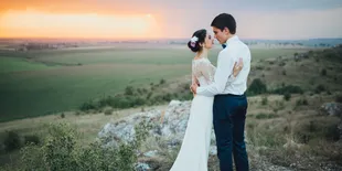 Berlatar Alam Indonesia yang Indah, Ciptakan Foto Pre Wedding yang Epik dan Dramatis, Yuk!