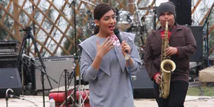 Berlatar Bromo, Monita Hangatkan Penonton Jazz Gunung 2014
