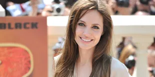 Berlibur Tanpa Brad Pitt, Jolie dan Anak-Anaknya Terlihat Bahagia