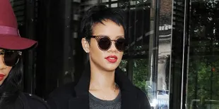 Bermain Bersama Babi Dan Ayam, Rihanna Bikin Heboh!