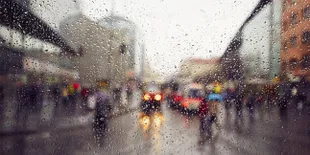 Asyiknya Main Hujan di Sini Nggak Bikin Basah, Lho!