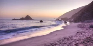 Bermain Pasir Ungu di Pantai Ini, Yuk!