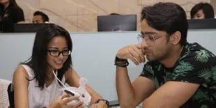 Bernyanyi Bahasa Indonesia, Shaheer Sheikh Sedang Galau Akut