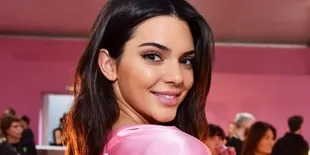 Berpose di Cover Majalah, Kendall Jenner Pamerkan Tato Ular