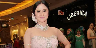 Berpose 'Menantang,' Dewi Perssik Pamer Gacoan Baru
