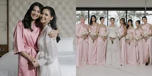Bersahabat Sejak Remaja, 7 Potret Mikha Tambayong Jadi Bridesmaid Pernikahan Yunita Siregar - Nyanyikan Lagu Romantis