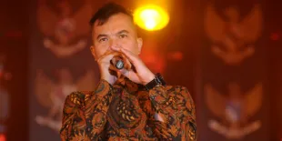 Bersama Maia di Pesta Ultah El Rumi, Ahmad Dhani Tak Mau Komentar