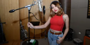 Bersandar di Bahu &#38; Beri Icon Hati, Lucinta Luna Ungkap Sosok 'My Bii' Lewat Akun IG
