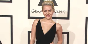 Bersantai Manja di Pantai, Miley Cyrus Nekat Pose Tanpa Busana
