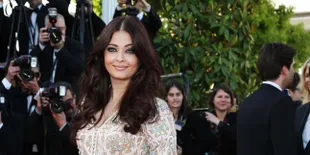 Bersari Putih nan Anggun, Aishwarya Rai Bikin Pria Sesak Napas