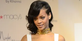 Berterimakasih Ala Rihanna: Berpose Bugil