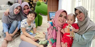 Besan Rasa Bestie, 7 Potret Kompak Rieta Amilia dan Amy Qanita Saat Momong Cucu Bareng