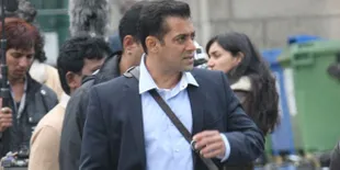 Betah Menjomblo, Salman Khan Kenang Foto Bersama Mantan Pacar?