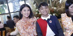 Betrand Peto Pulang Telat, Sarwendah Cemas Sampai Ketiduran di Sofa