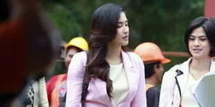 Biasa Tampil On Point Dengan High Heels, Begini Potret Ochi Rosdiana Pakai Sandal Saat Dibonceng Naik Motor