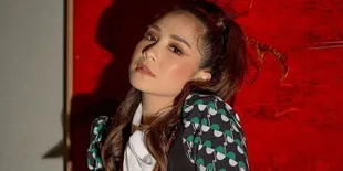 Biasanya Dibiarkan Terurai, Ini Pesona Cantik Nagita Slavina dengan Gaya Rambut Half Ponytail Ala Ariana Grande