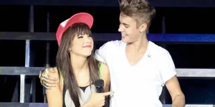 Bieber - Carly Rae Makin Mesra di Atas Panggung