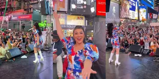 Bikin Ambyar WNI di Amerika, Fitri Carlina Bawakan 'Ojo Dibandingke' di Times Square New York