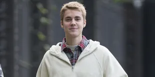 Bikin Fans Patah Hati, Justin Bieber Gandeng 2 Cewek Sekaligus