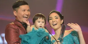 Bikin Gemas, Initip Lucunya Baby Gempi Saat Menyuapi Gisel