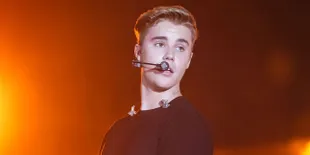 Bikin Geregetan! Justin Bieber Pamer Tubuh Saat Main Skateboard