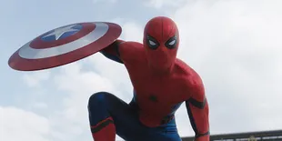 Bikin Heboh Pengguna Jalan, Spider-Man Atur Lalu Lintas Malang!