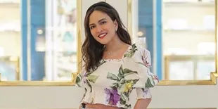 Bikin Iri Banget! Shandy Aulia Pamer Perut Rata Pakai Swimsuit Saat Istirahat Sejenak