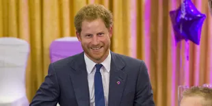 Bikin Melting! Pangeran Harry Tampil Ganteng di Kartu Natal