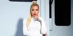 Bikin Pangling! Ketika Khloe Kardashian Pose Pakai Korset dan Makin Langsing