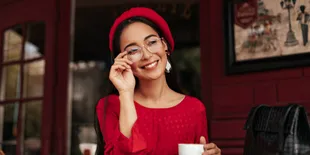 Bikin Penampilan Kulit Sawo Matang Makin Standout, Inspirasi Fashion ala Influencer Ini Wajib Dicoba