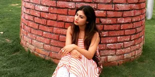 Bikin Rahang Patah, Mouni Roy Pamer Dada dan Punggung Super Seksi