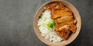 Bikin Sendiri! 7 Resep Menu Rice Bowl yang Cocok untuk Bekal dan Makan Siang